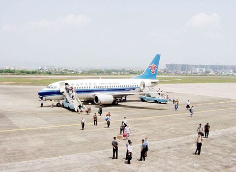 梅县机场发展史   1979年2月26日,广州—兴宁首航成功,揭开了梅州